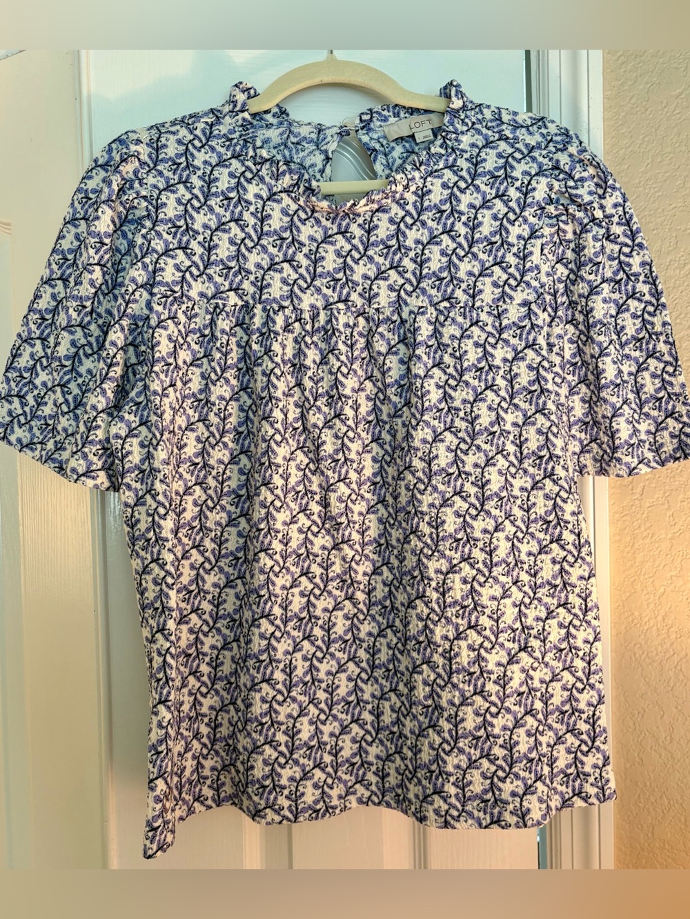 EUC ✨ LOFT Blue & White Floral Textured Ruffle Neck Blouse ✨ Sz Lrg